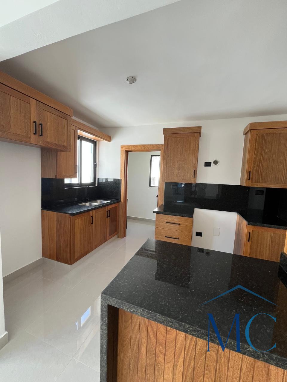 Acogedor Apartamento de 2 Habitaciones con Patio y Terraza Privada - Foto 3