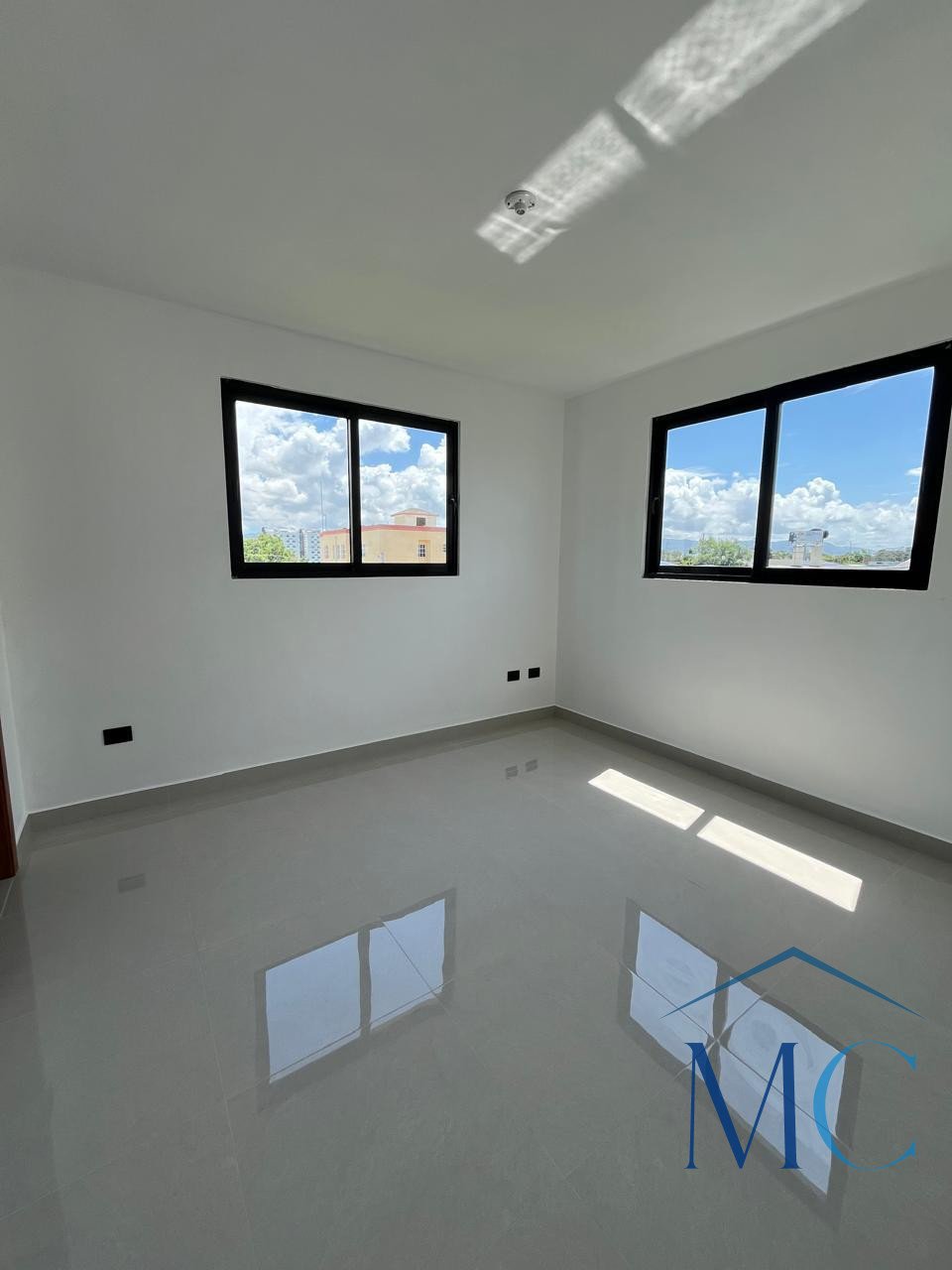 Acogedor Apartamento de 2 Habitaciones con Patio y Terraza Privada - Foto 4