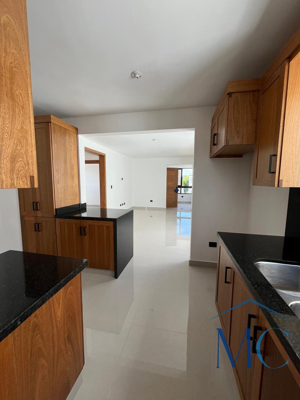 Acogedor Apartamento de 2 Habitaciones con Patio y Terraza Privada - Foto 7